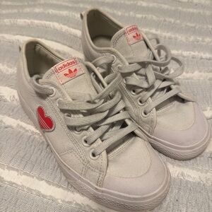 Sz 7.5 Adidas women’s Off-White Canvas Sneakers with Pink Heart Accent